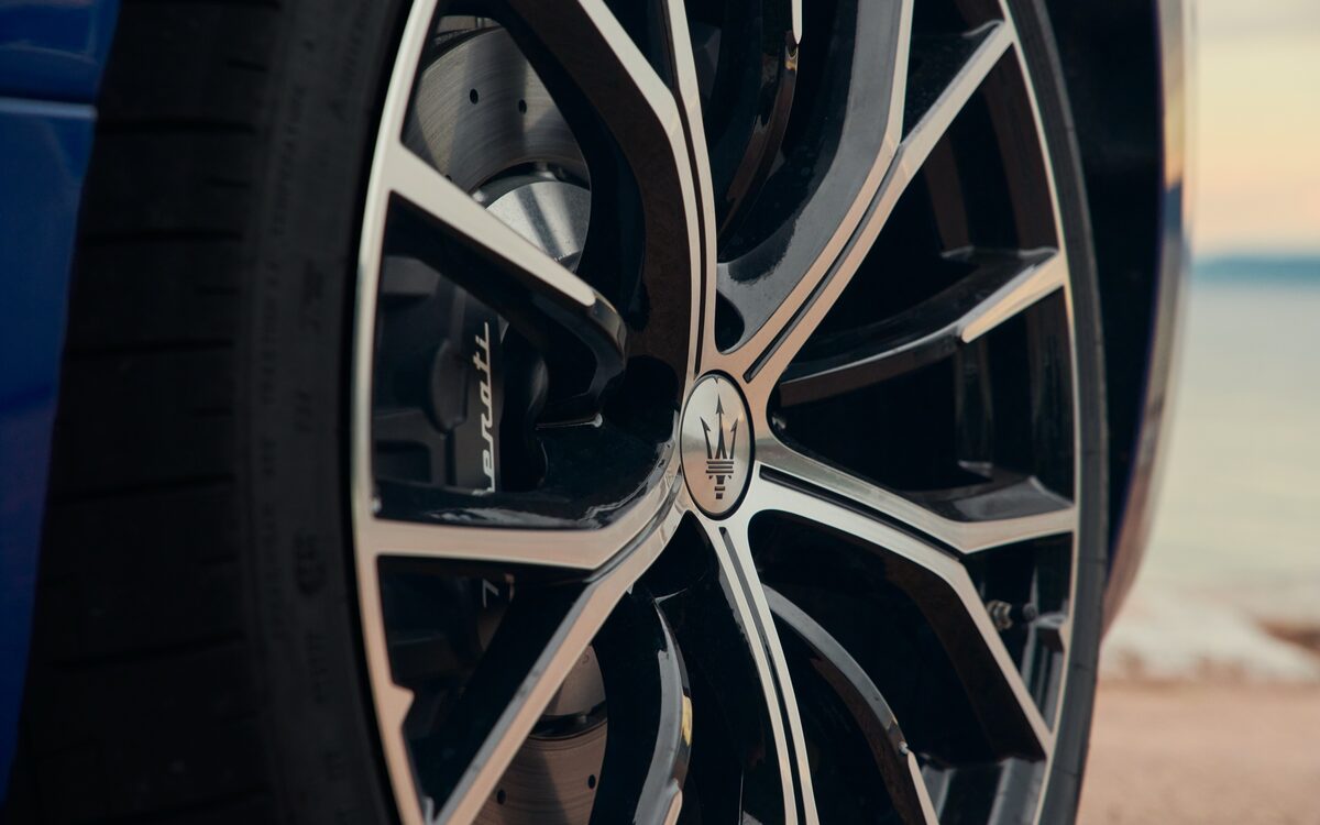 Close-up of the GranCabrio alloy wheel with the trident centre cap