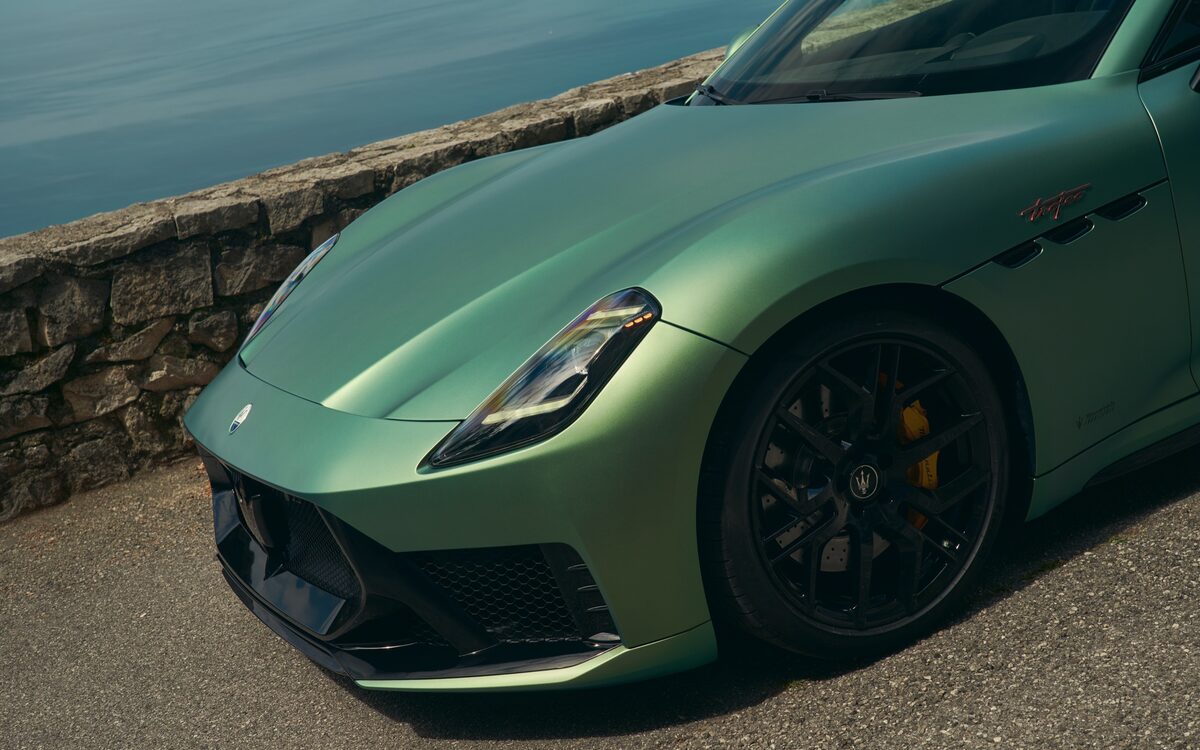 Close-up of the GranTurismo front wing, headlamp and black alloy wheel