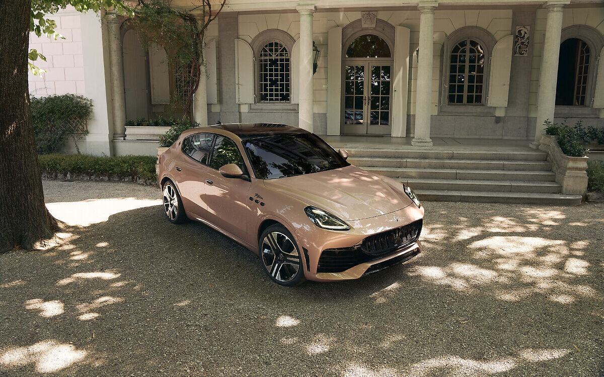 Maserati Grecale Folgore in copper paint parked outside a villa