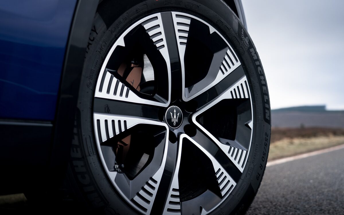 Close-up of the Grecale Folgore alloy wheel