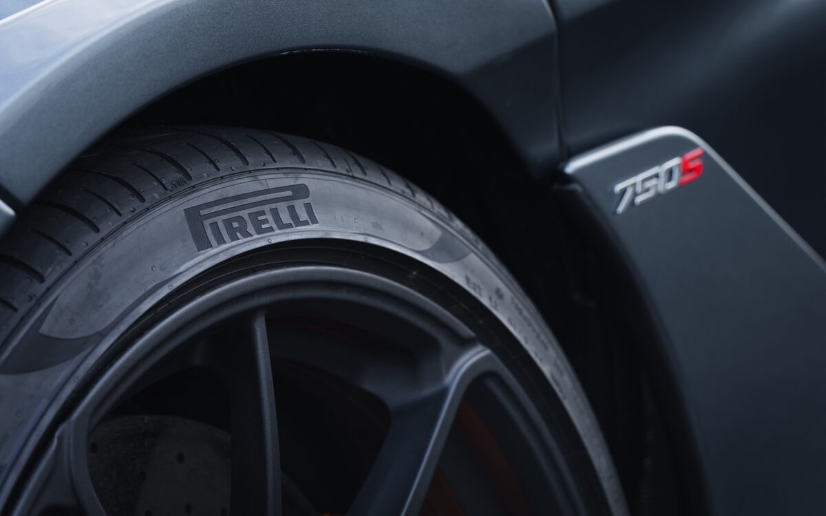 Close-up of the wheel, tyre and 750S badge on the front wing