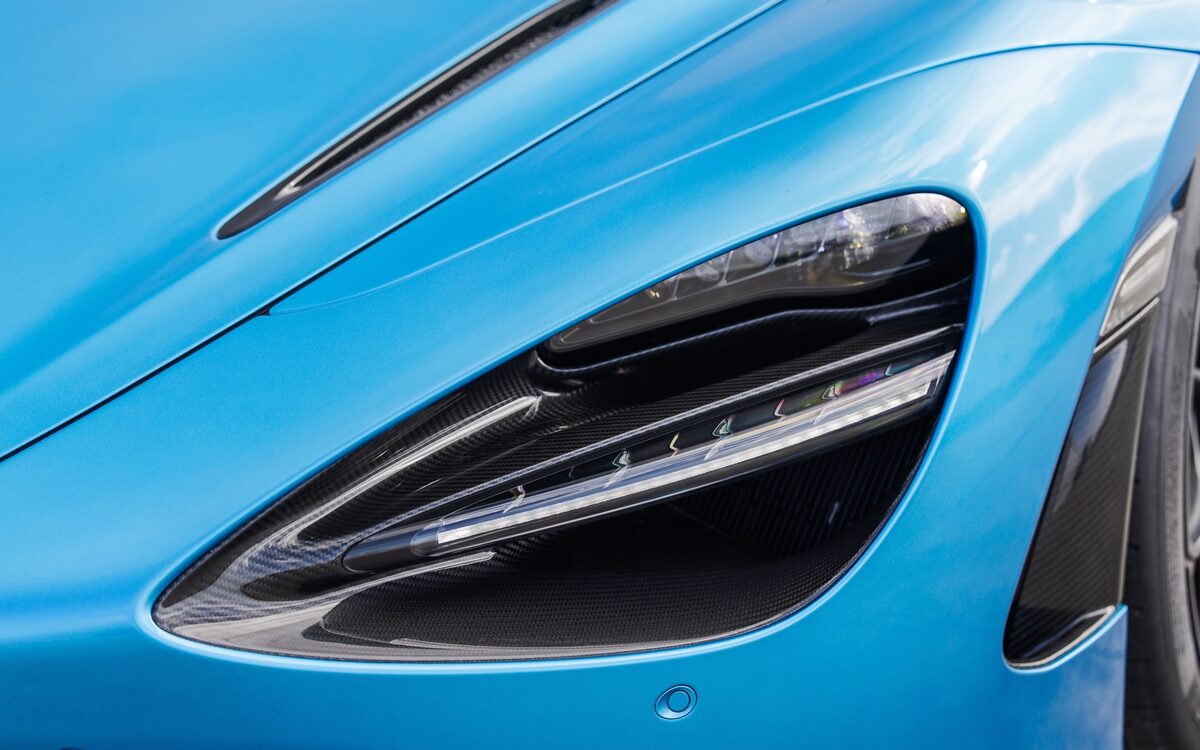 Close-up of the slim LED headlamp and bonnet on a blue McLaren 750S