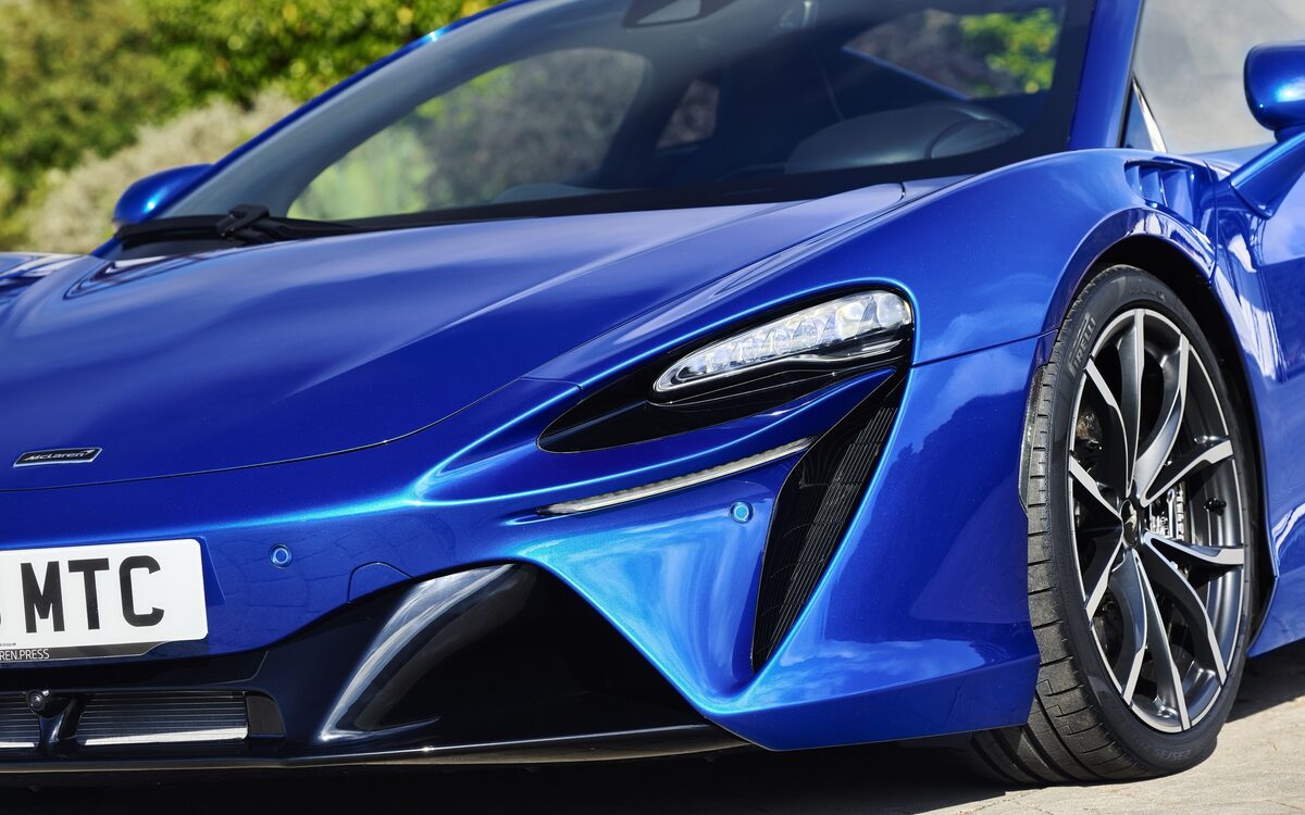 Close-up of the Artura headlamp, air intake and front wheel in blue