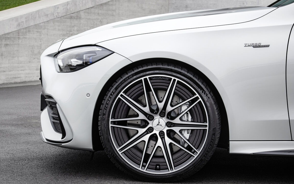 Close-up of the multi-spoke alloy wheel and front wing of the Mercedes-AMG C 43