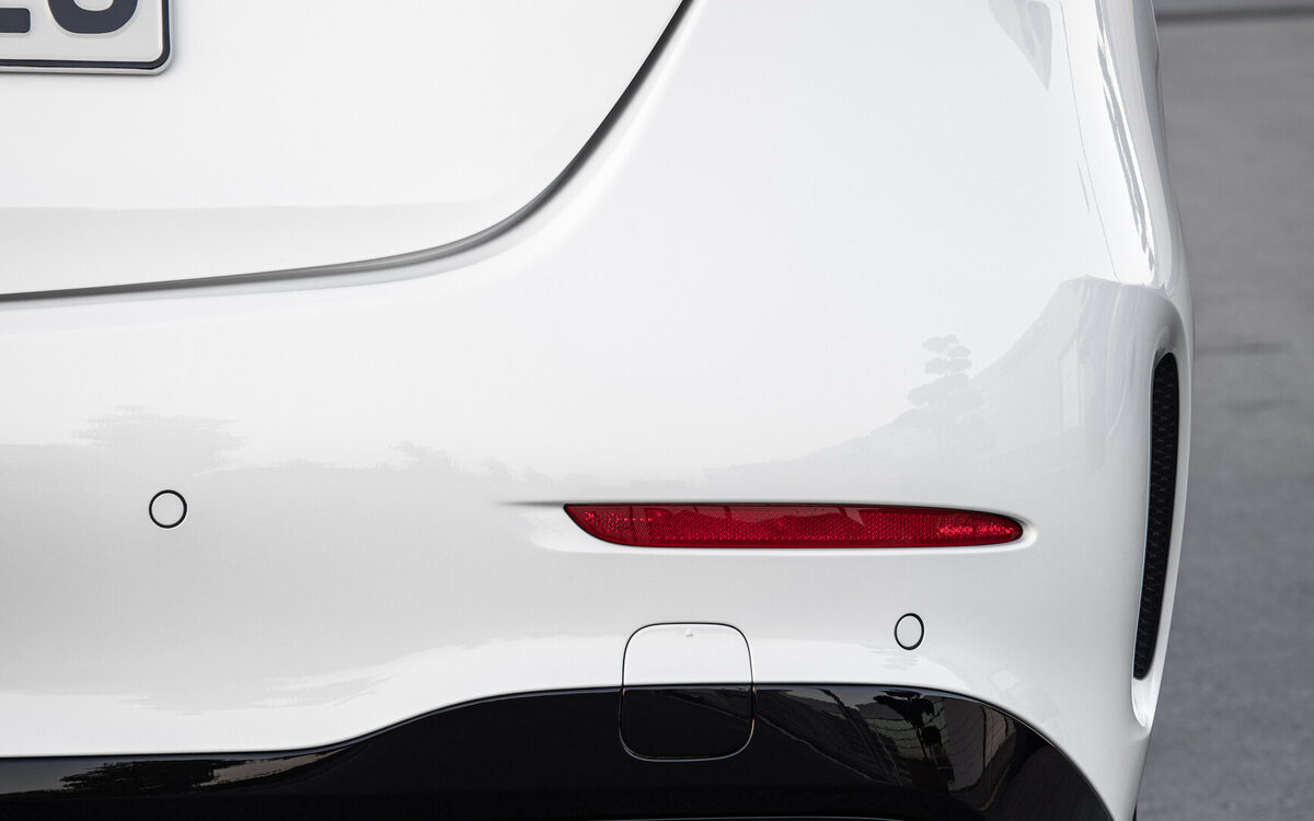 Rear bumper of the Mercedes-AMG C 43 with twin round exhaust tips and C 43 badge