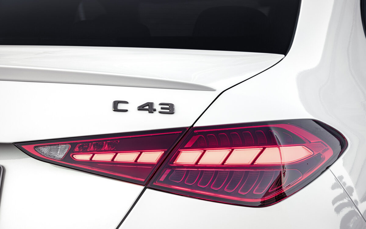 Close-up of the LED tail lamp and C 43 badge on the boot lid