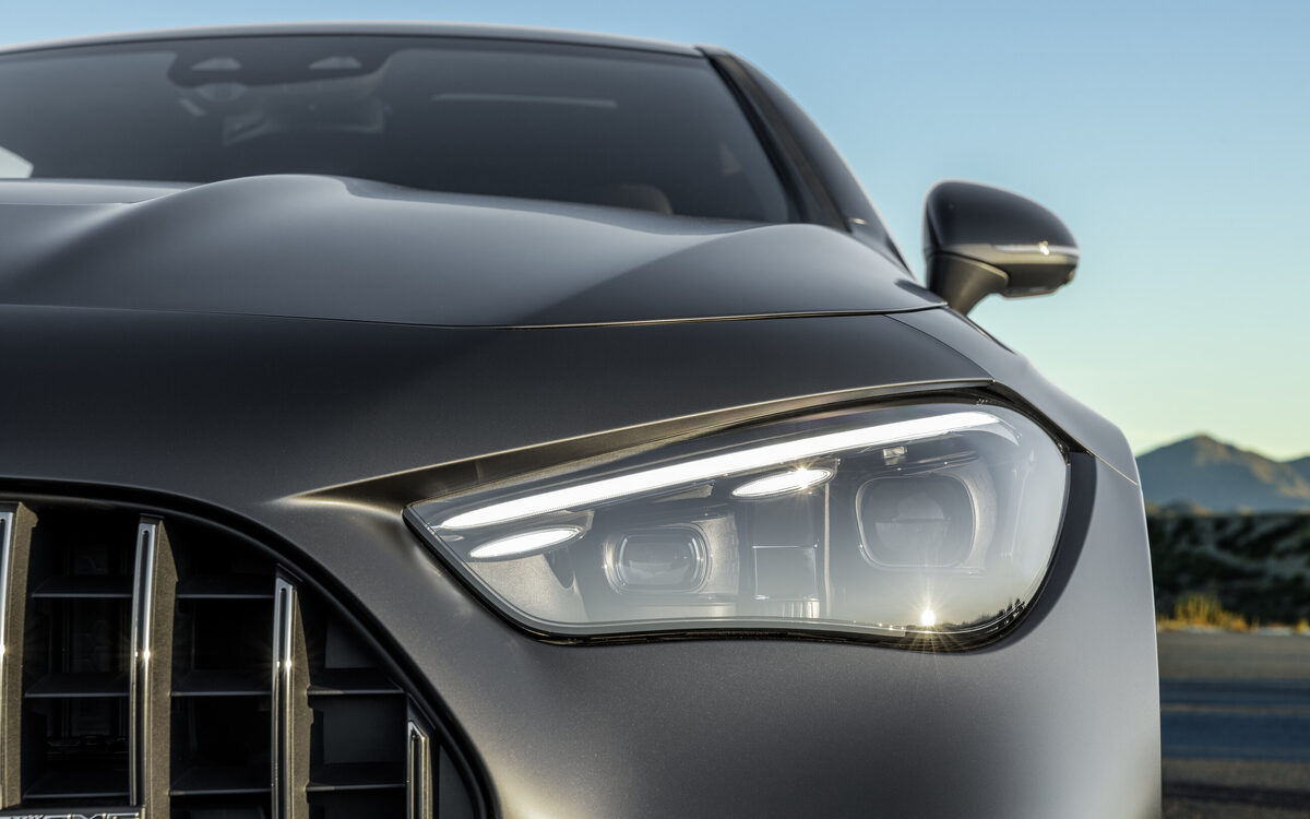 Close-up of the LED headlamp and AMG grille slats of the CLE 53 Coupé