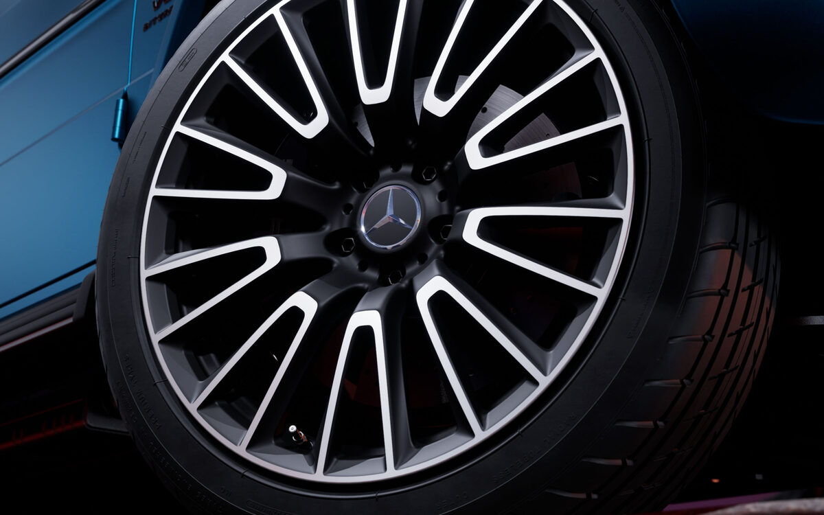 Close-up of the AMG multi-spoke forged alloy wheel on a blue G 63