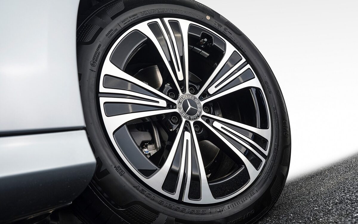 Close-up of the multi-spoke alloy wheel on a silver E-Class