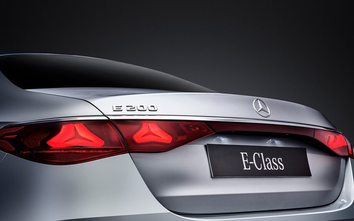 Rear of the E-Class with the star-pattern LED tail lamps and E 200 badge