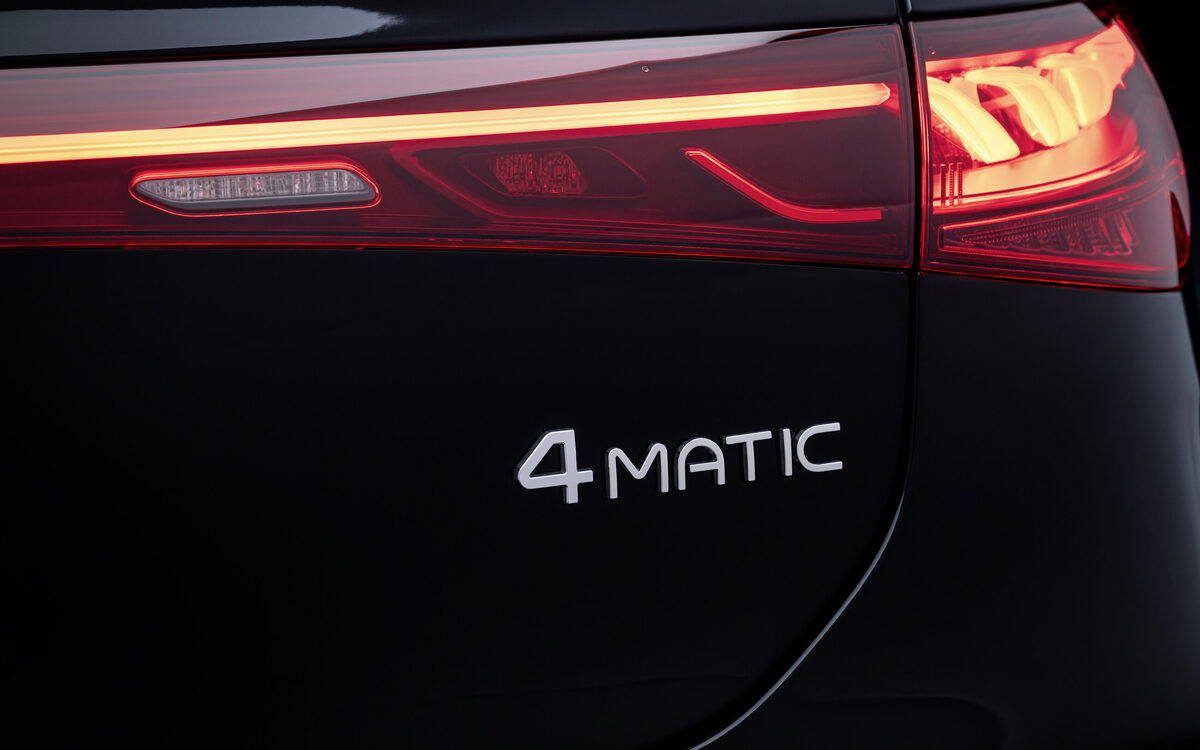 Close-up of the EQS light-bar tail lamp with the 4MATIC badge