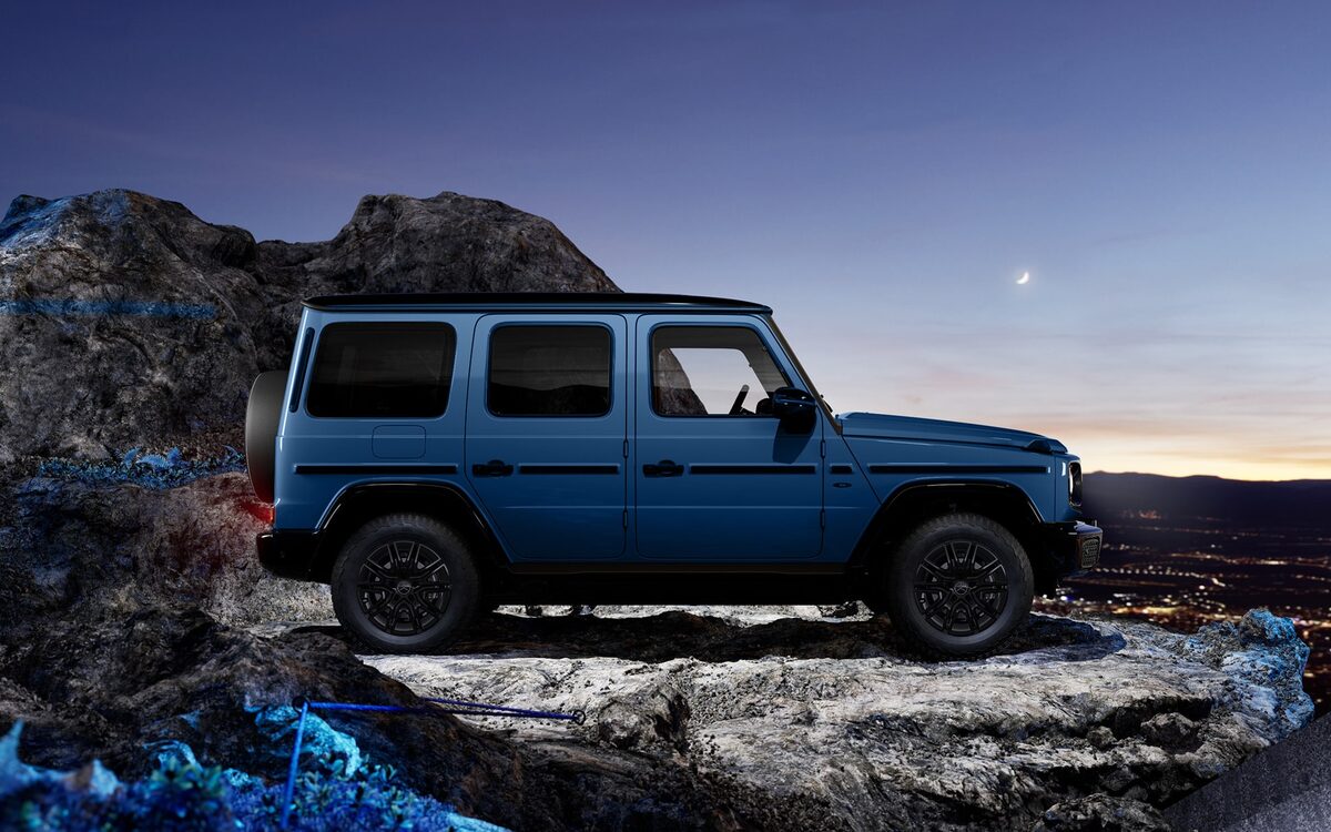 Blue G 580 with EQ Technology standing on a rock ledge at dusk, side profile