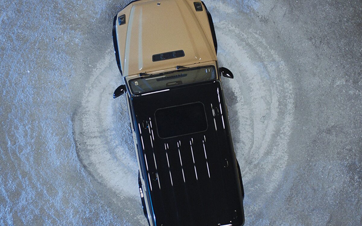G 580 with EQ Technology with a sand-coloured roof seen from directly above on a frosted surface