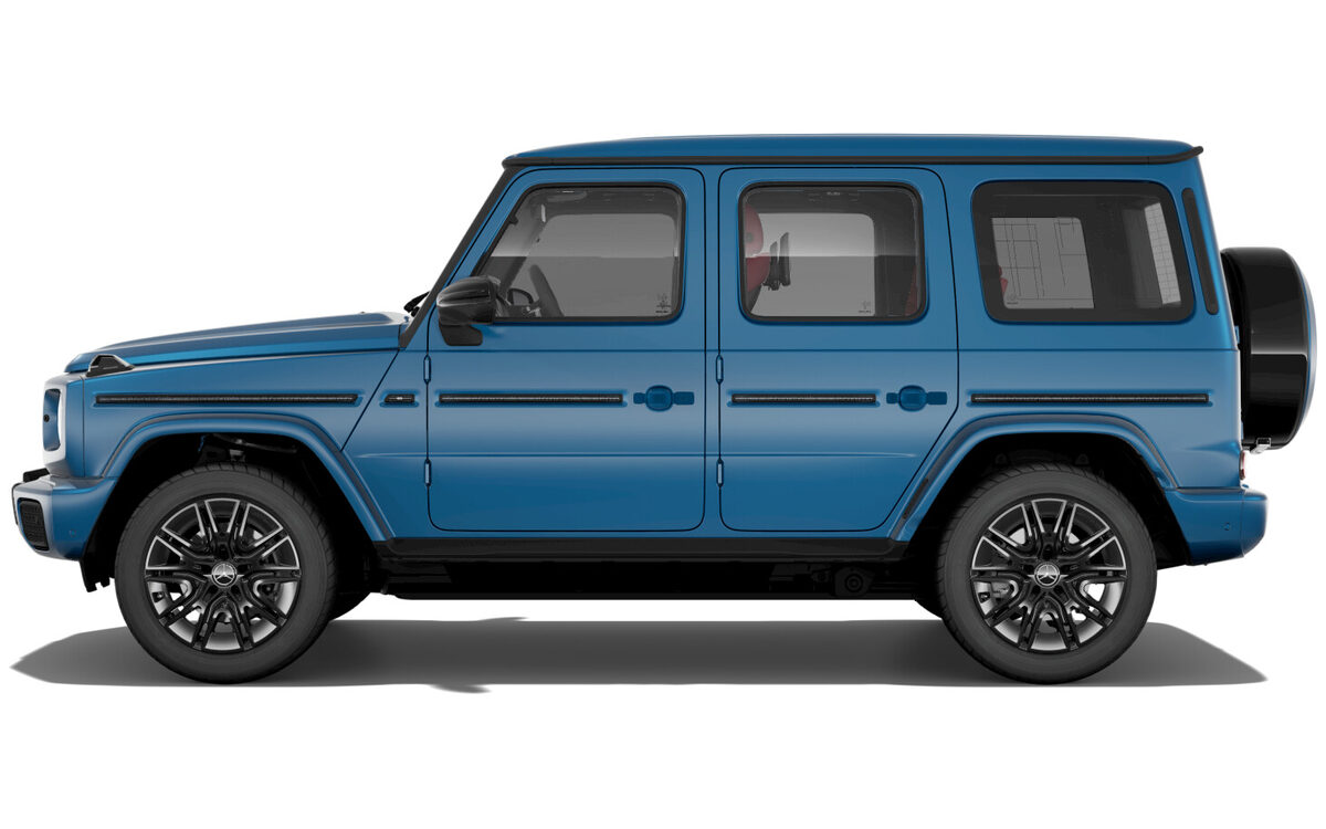 G 580 with EQ Technology in blue with black AMG 10-spoke wheels, side view on white