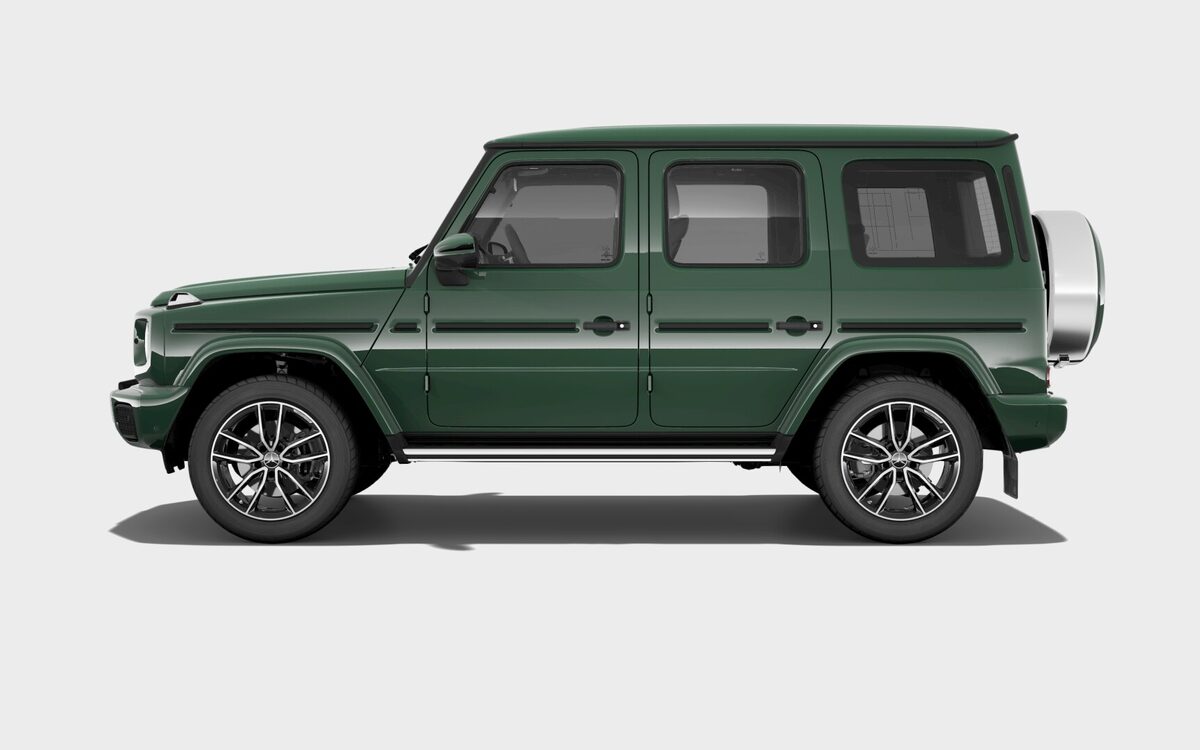 Mercedes-Benz G-Class in MANUFAKTUR deep green with alloy wheels, side profile on a plain light background (configurator render)