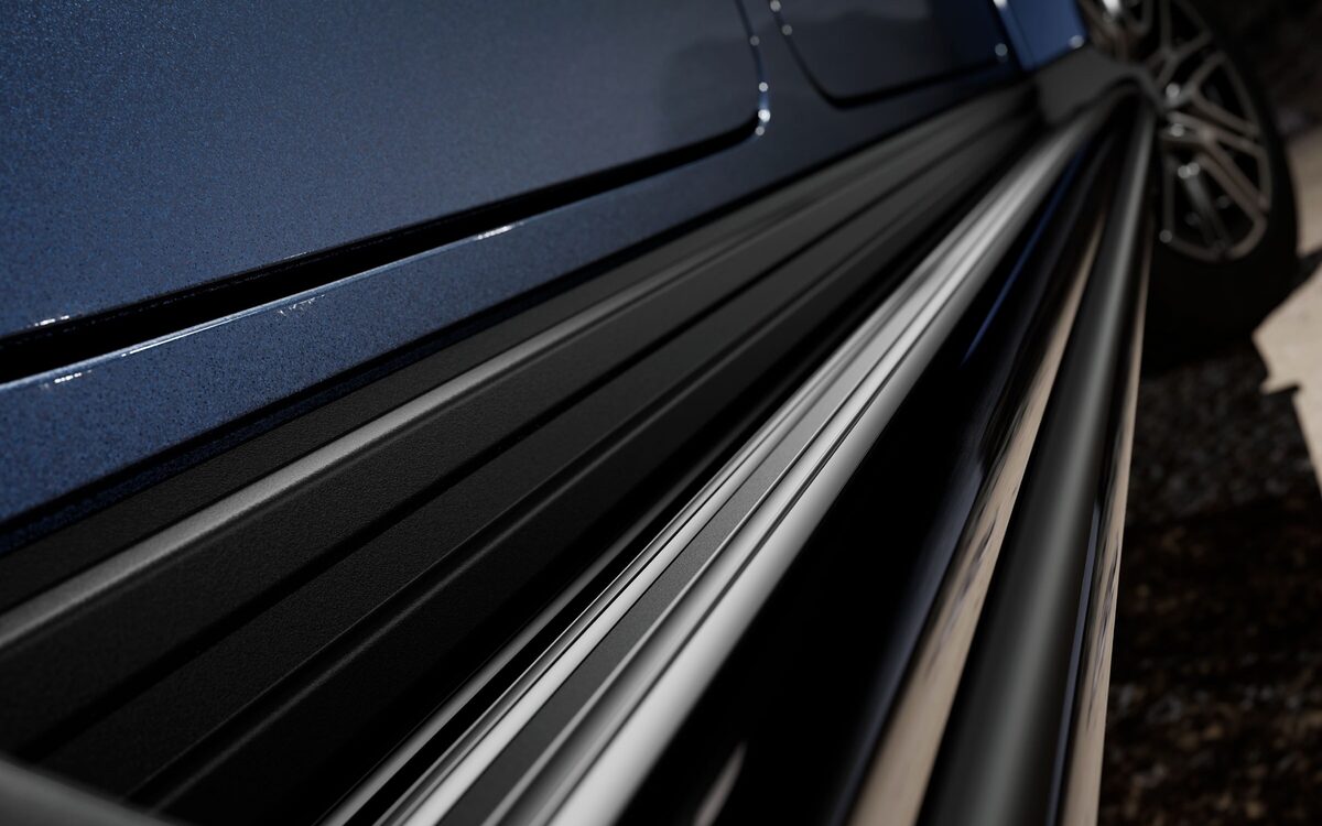 Close-up of the G-Class side running board along the dark blue body