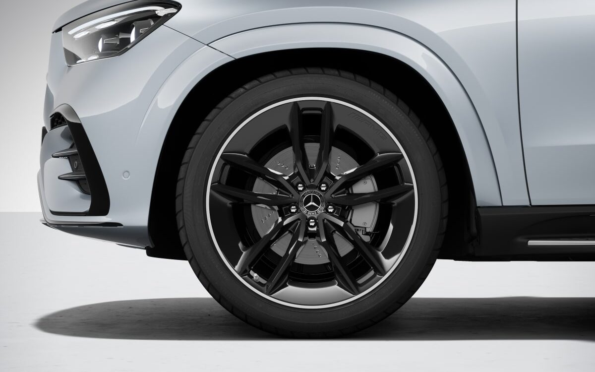 Close-up of a black multi-spoke alloy wheel and front wheel arch on a silver Mercedes-Benz GLE