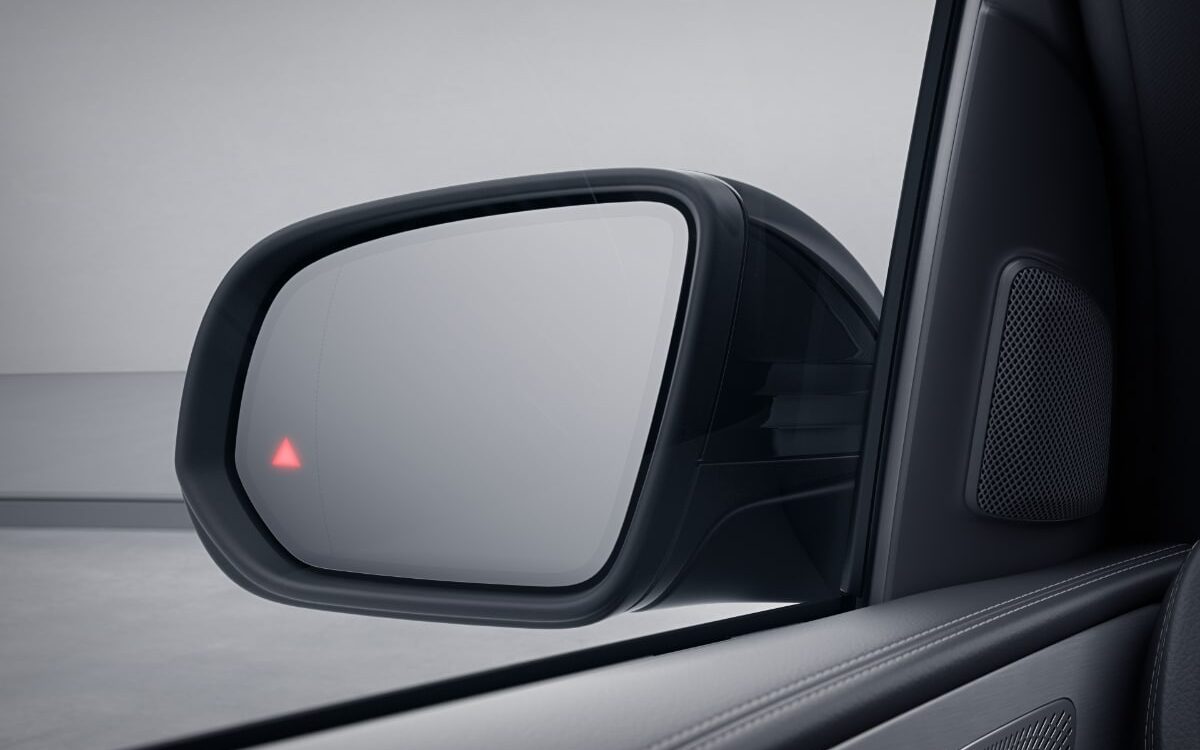 Door mirror with the blind spot warning light lit on a Mercedes-Benz GLE