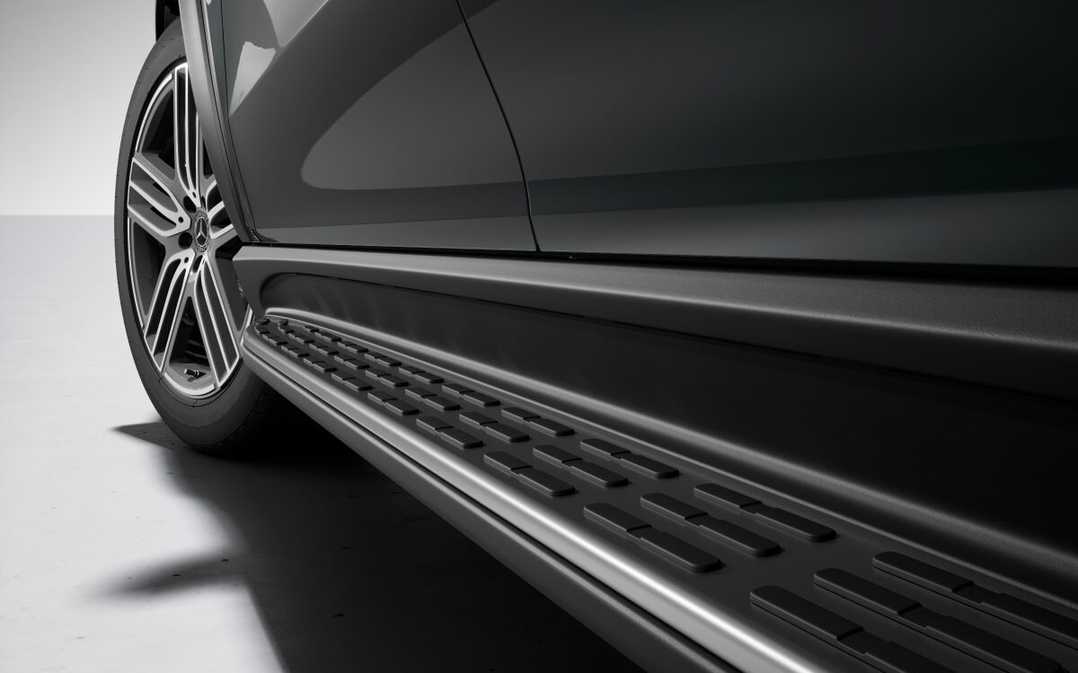 Side running board with textured step surface below the door of a dark Mercedes-Benz GLS