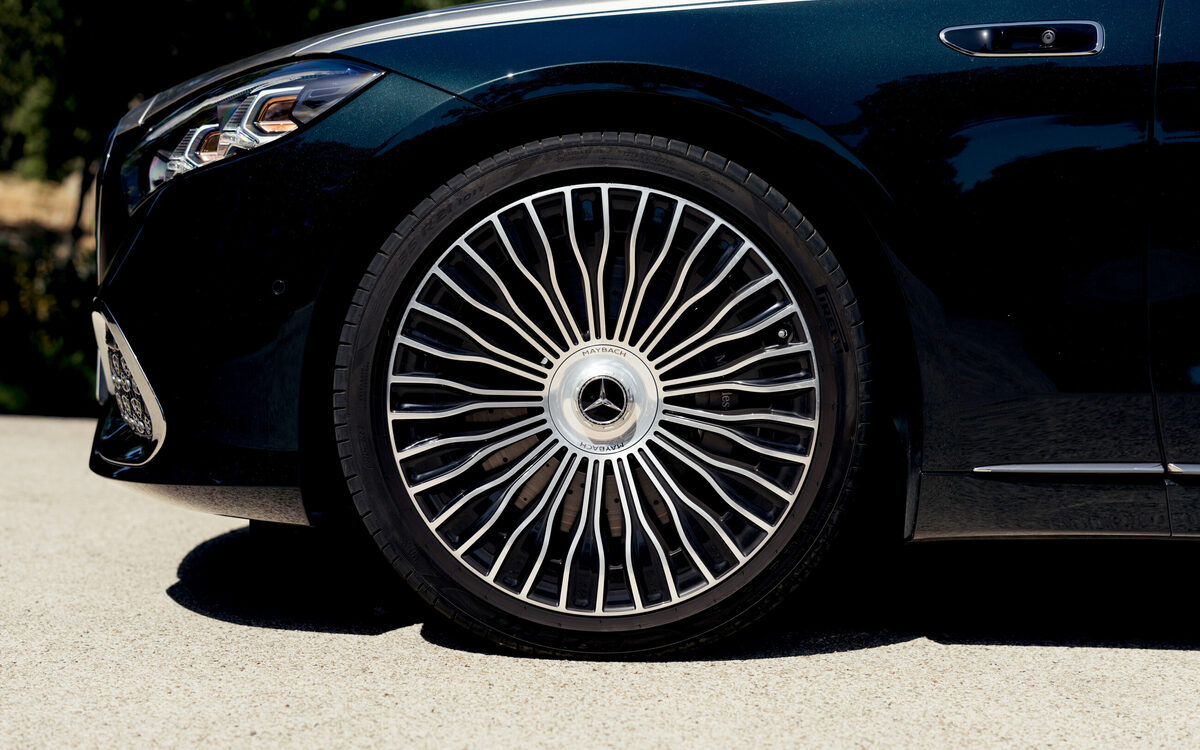Close-up of the Mercedes-Maybach S-Class multi-spoke forged alloy wheel
