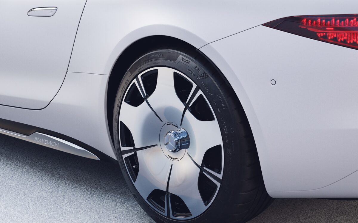 Close-up of the forged multi-spoke wheel with Maybach centre cap on a white Mercedes-Maybach SL, with the tail lamp behind
