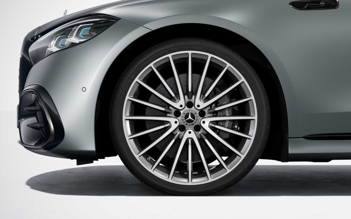 Close-up of the multi-spoke alloy wheel and front wheel arch of a silver Mercedes-Benz S-Class