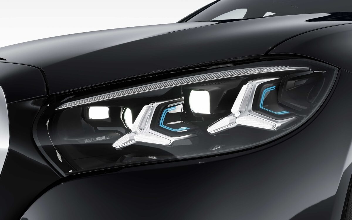Close-up of the Digital Light headlamp with the three-pointed star light signature on a black S-Class
