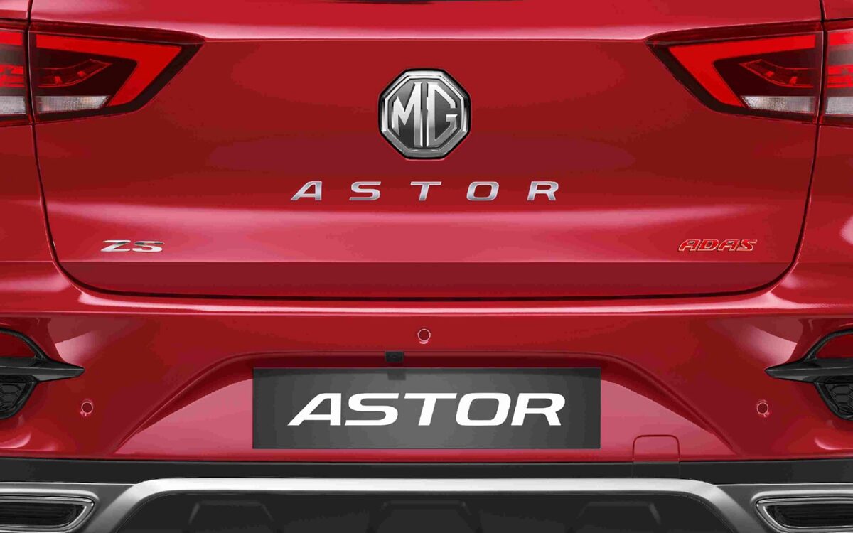 MG Astor in red seen from behind with the MG badge, Astor lettering and rear bumper