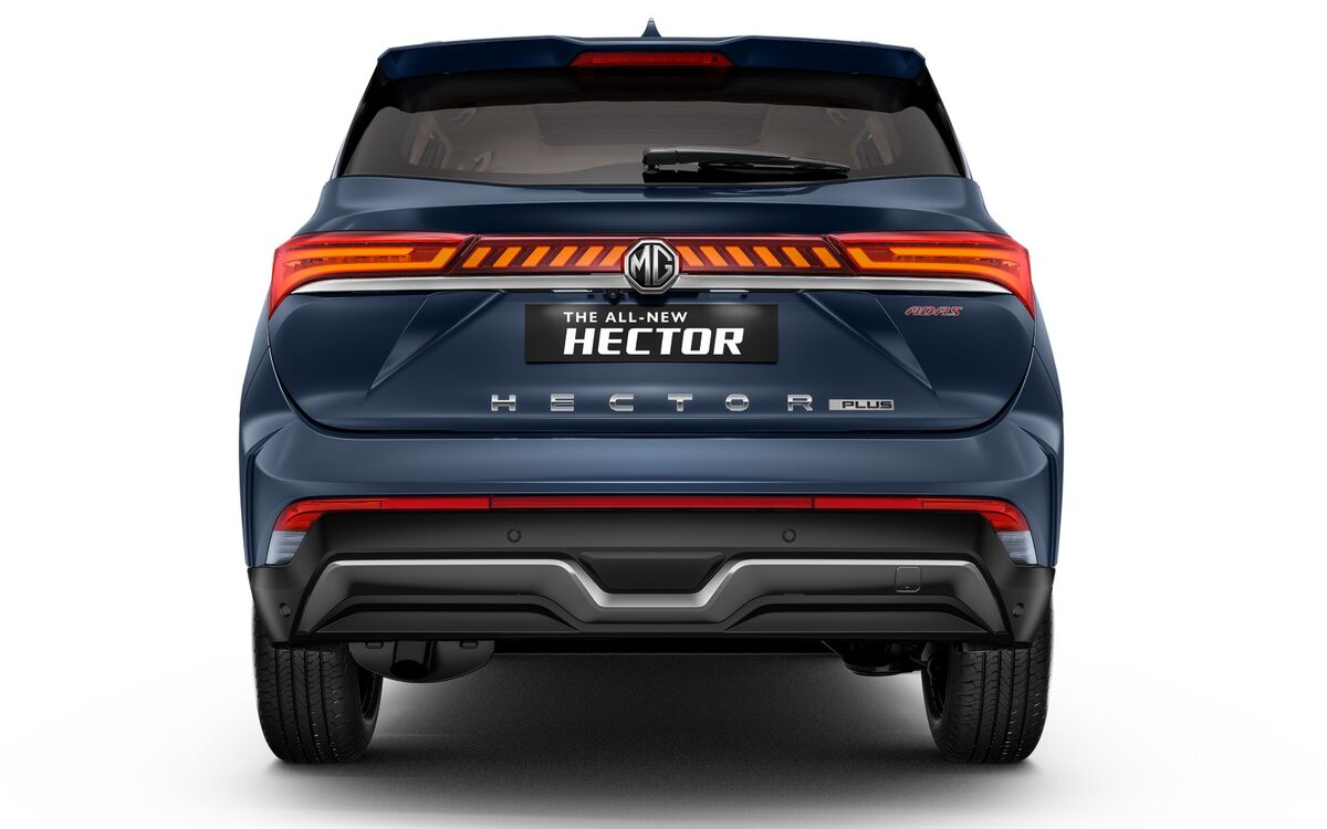 MG Hector in Celadon Blue seen from directly behind with the connected LED tail lamp bar