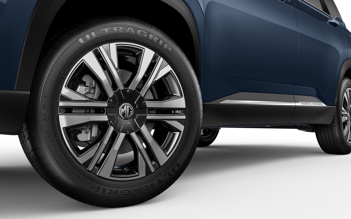 Close-up of the MG Hector dual-tone alloy wheel and wheel arch