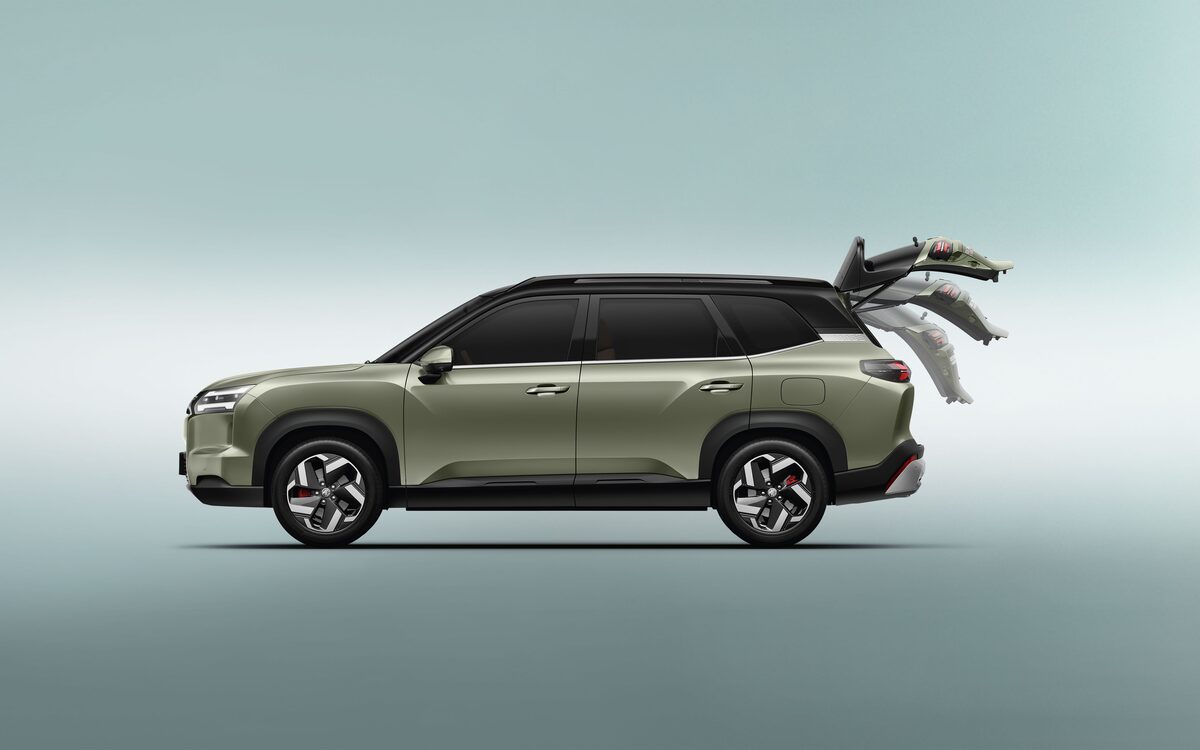 MG Hector Tomahawk EV in khaki green, side profile with the powered tailgate opening