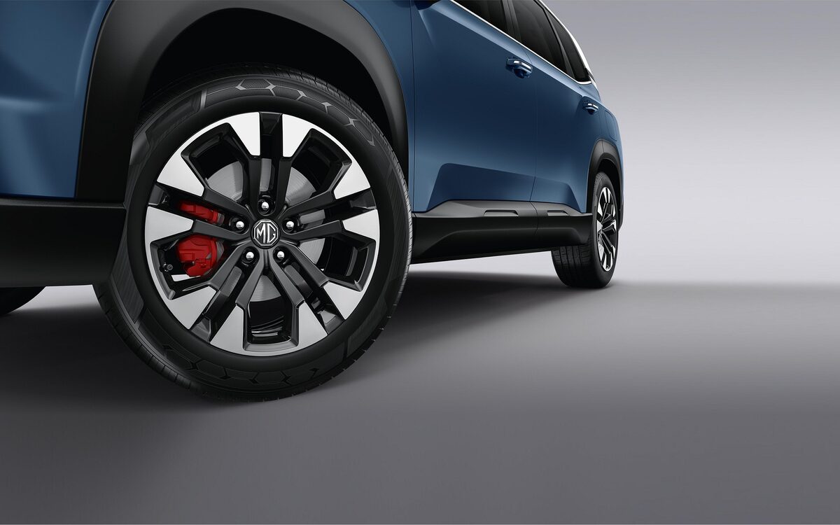 Close-up of the Hector Tomahawk PHEV alloy wheel with red brake caliper