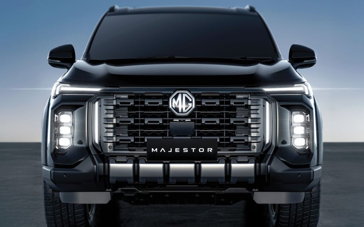 MG Majestor in black seen head-on with the lit mosaic grille and LED lamps