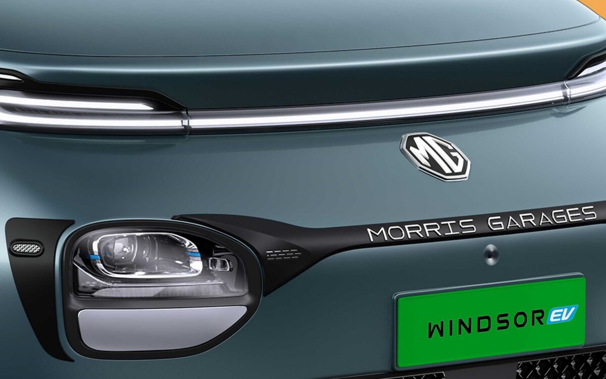 MG Windsor EV front end in Turquoise Green showing the light bar, MG badge and headlamp