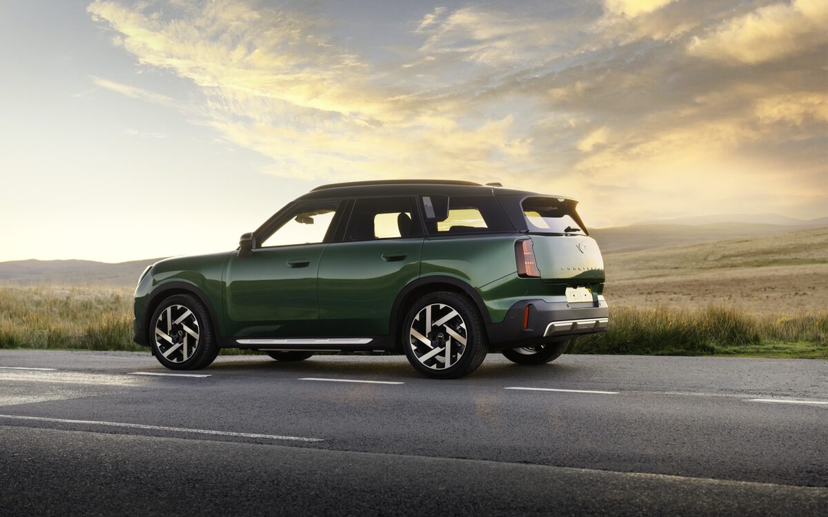 MINI Countryman Electric in green at sunset, side profile