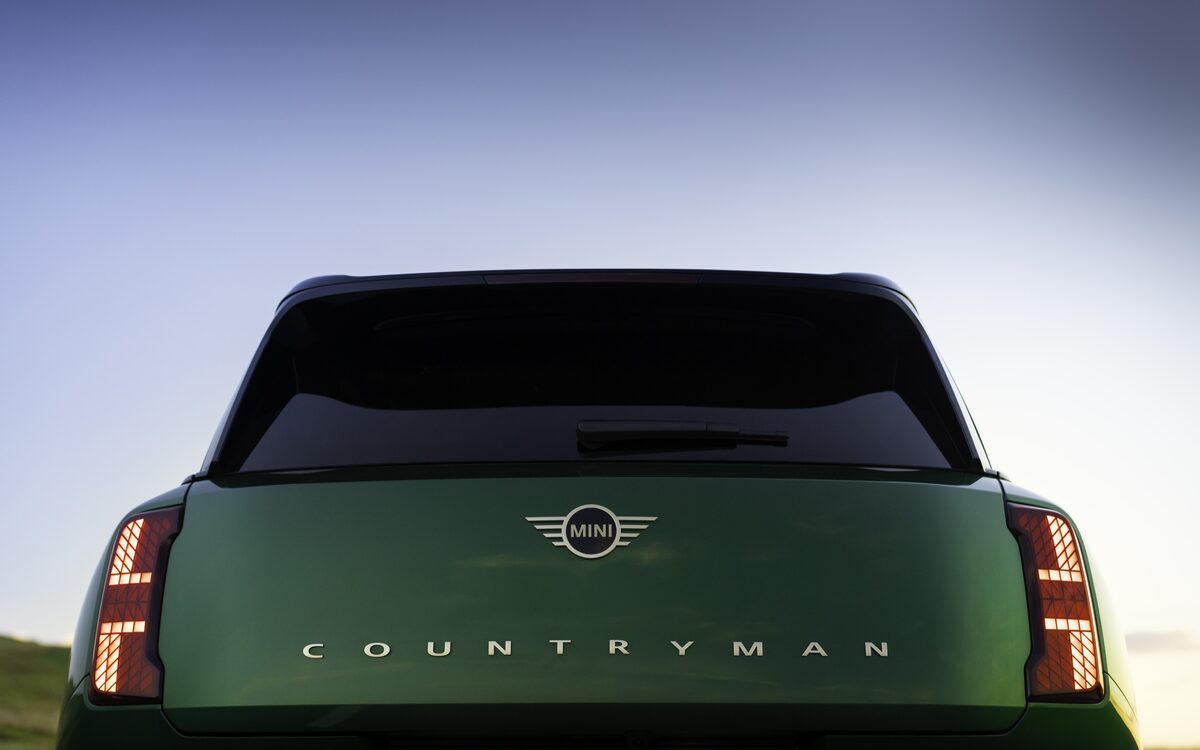 Rear tailgate of the MINI Countryman Electric with tail lamps and COUNTRYMAN lettering