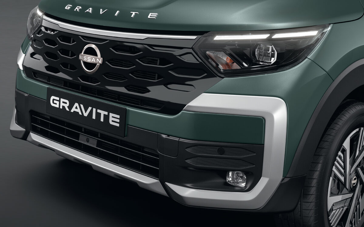 Close-up of the Gravite's piano black grille, Nissan badge and front bumper