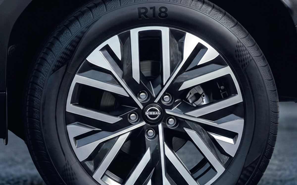 Close-up of the Tekton's R18 diamond-cut alloy wheel and tyre