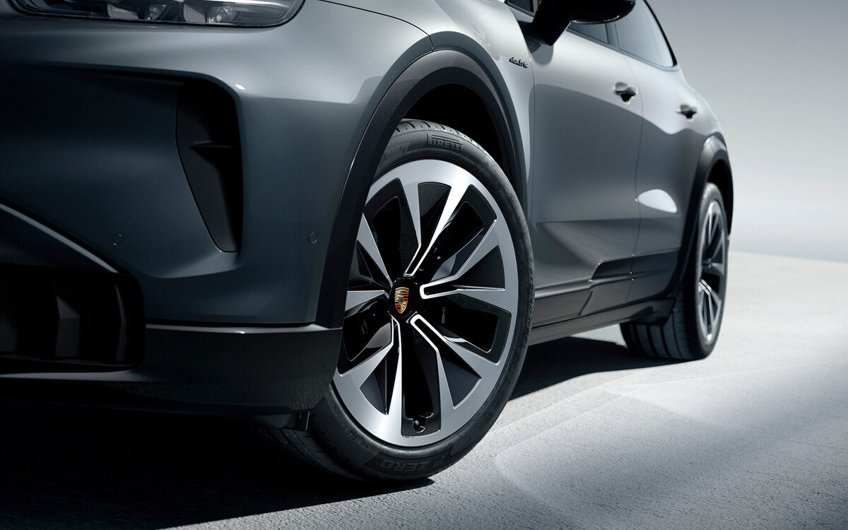Close-up of a Porsche Cayenne Electric alloy wheel