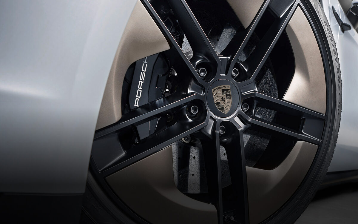 Close-up of a Porsche Taycan wheel with the crest on the centre cap