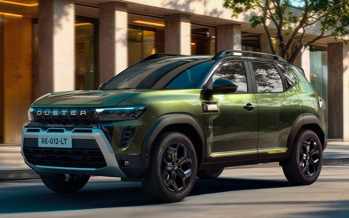 Green Renault Duster in front three-quarter view on a city street
