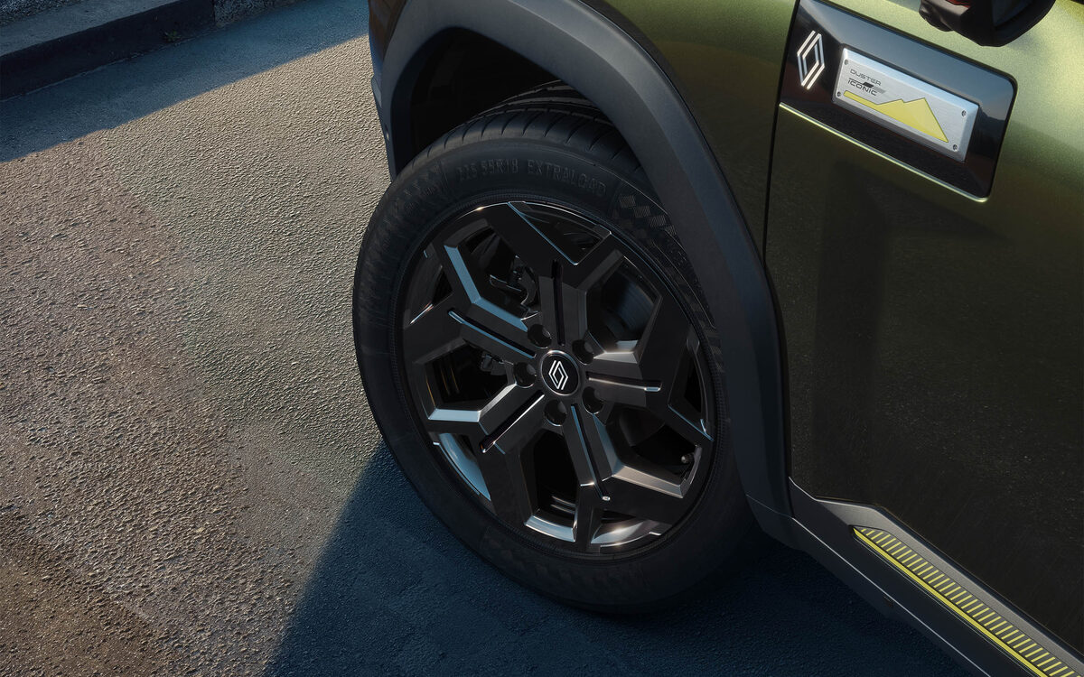 Close-up of the Duster black alloy wheel with the Renault logo and door handle