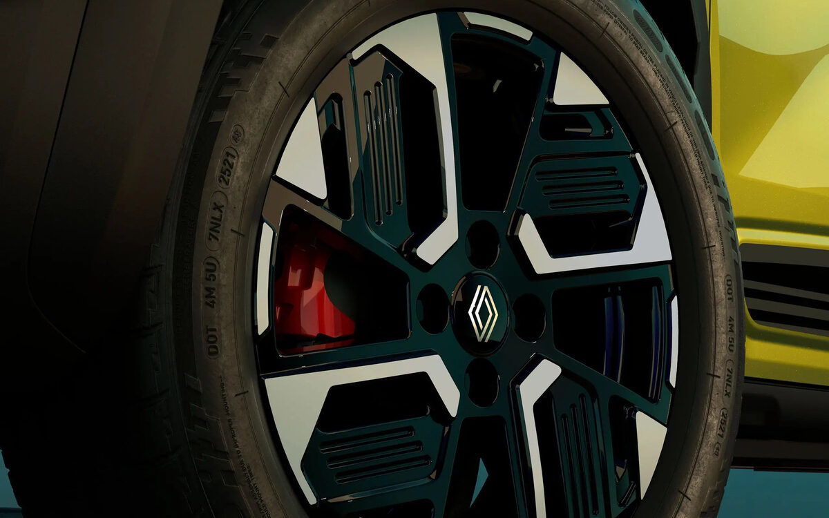 Close-up of the alloy wheel with red brake caliper on the Renault Kiger
