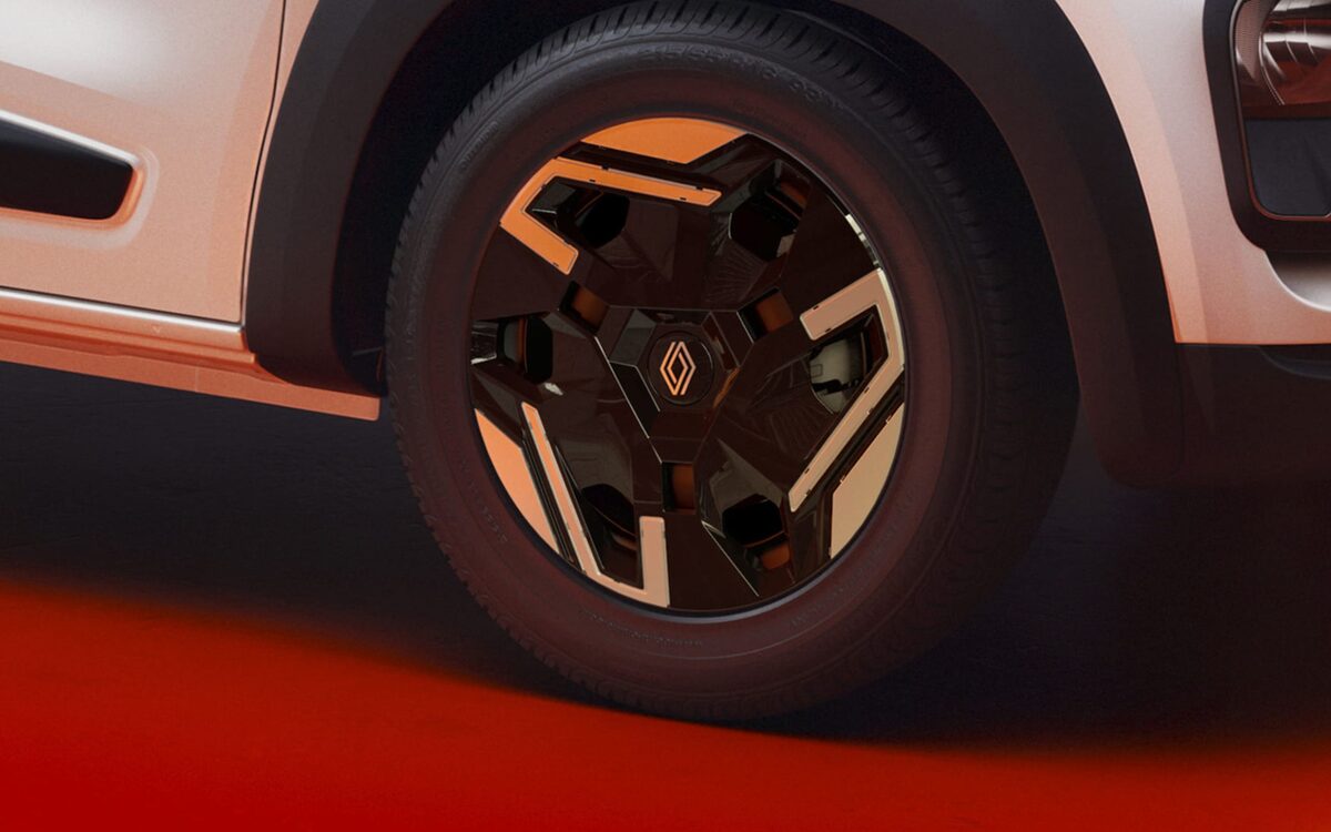 Close-up of the Kwid black and bronze alloy wheel and front wheel arch
