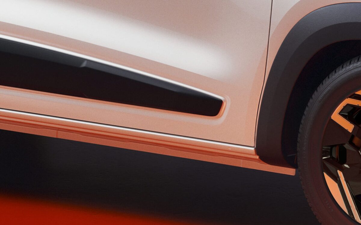 Close-up of the Kwid door with black side cladding, door handle and alloy wheel arch