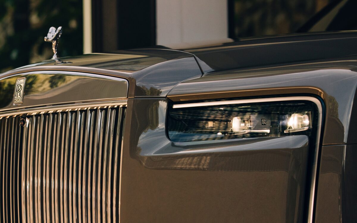 Close-up of the Cullinan headlamp, grille and Spirit of Ecstasy