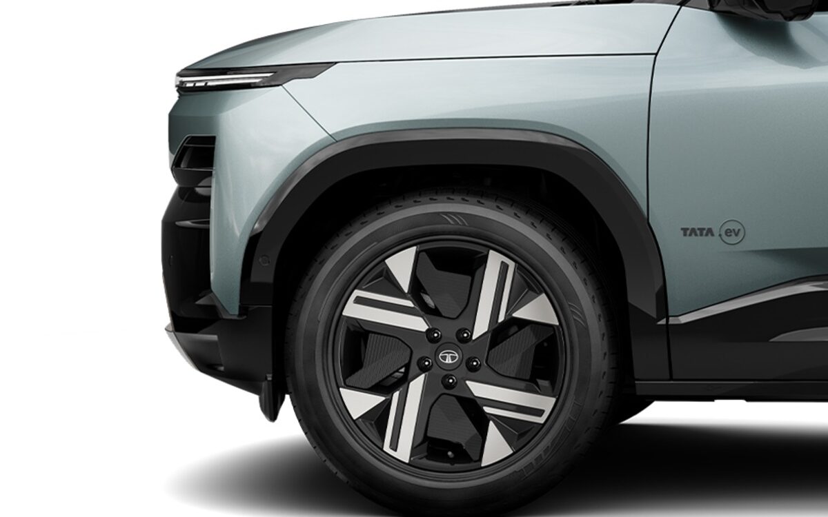 Close-up of the Tata Sierra.ev 19-inch diamond-cut alloy wheel