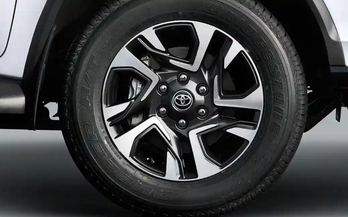 Close-up of the Legender 18-inch machine-cut alloy wheel