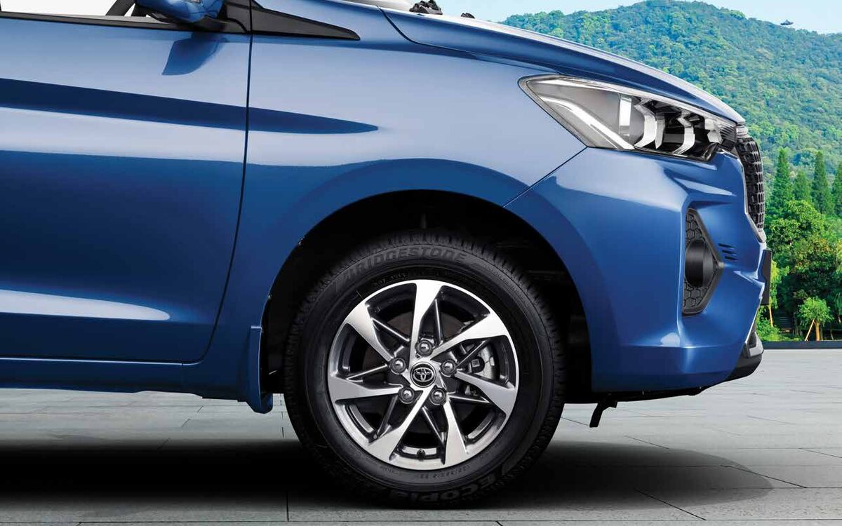 Close-up of the Toyota Rumion headlamp, front fender and alloy wheel