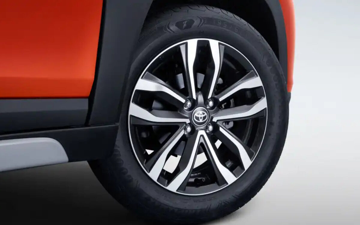 Close-up of the machined alloy wheel on the Toyota Urban Cruiser Taisor